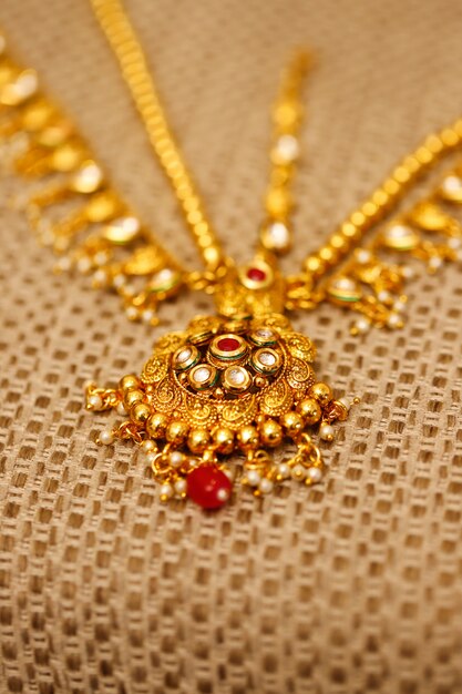 gold-jewelry-box-necklace_96696-73